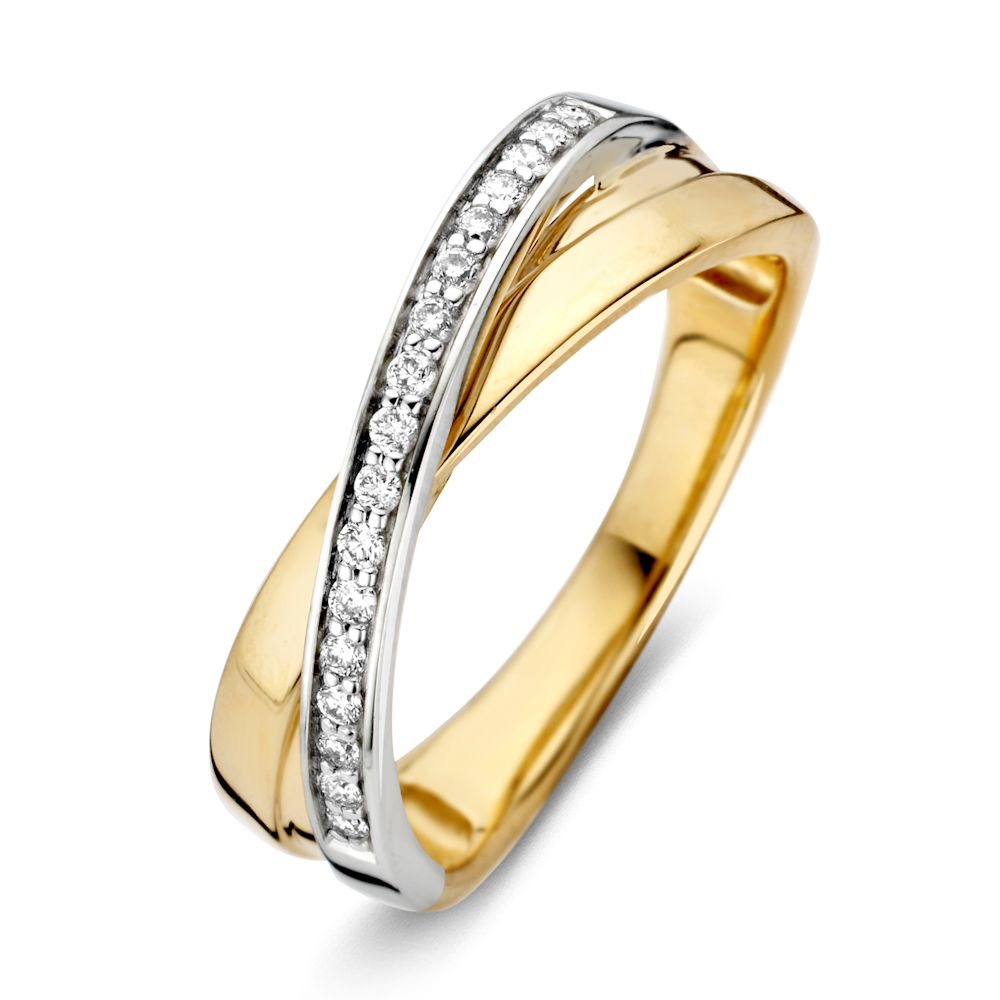 De 14K Geel- en Witgouden Gekruiste Damesring van Excellent Jewelry heeft een kriskras ontwerp met een witgouden band bezet met 0,16 ct briljant diamant over gepolijst geelgoud.