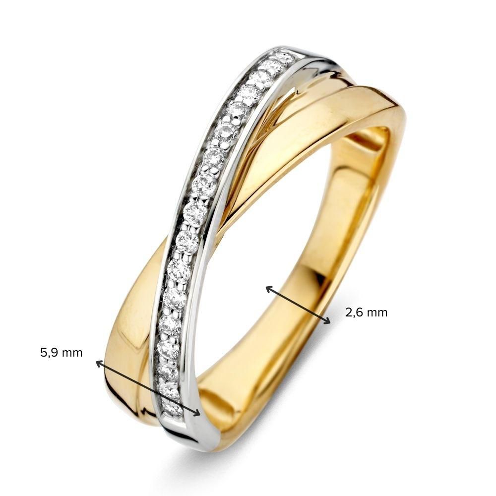 De 14K geel- en witgouden gekruiste damesring van Excellent Jewelry is bezet met 0,16 ct briljant diamant en heeft een breedte van 5,9 mm op het breedste en 2,6 mm op het smalste punt.