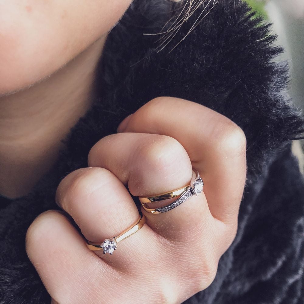 Anello Bicolore in Oro Giallo e Bianco con Diamanti – 0,22 ct Brillante e 22 Piccoli Diamanti