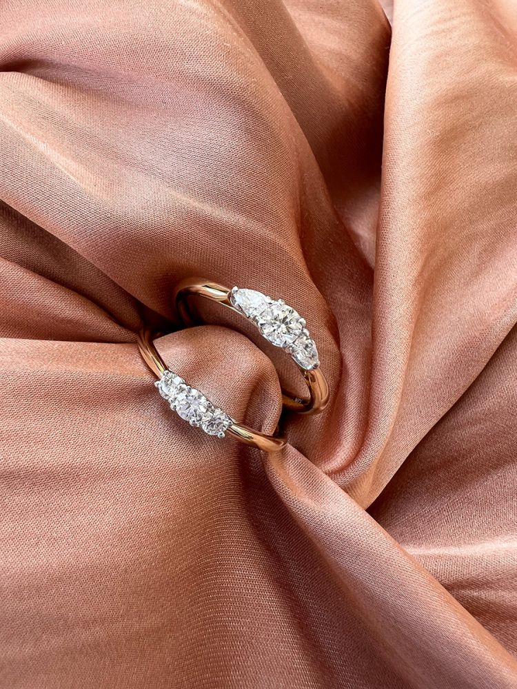 Elegante Anello Trilogy Bicolore con Diamanti – 0,24 ct