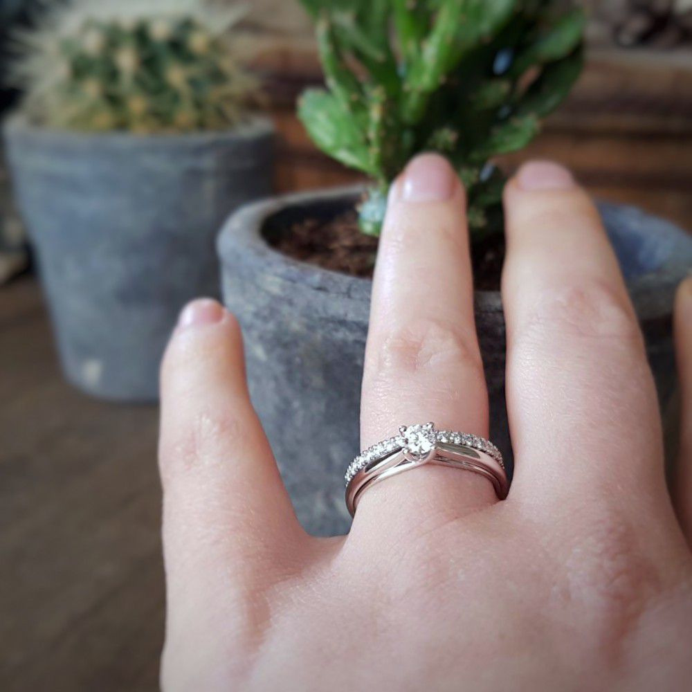 Elegante Anello in Oro Giallo e Bianco con Diamante Brillante da 0,25 Carati