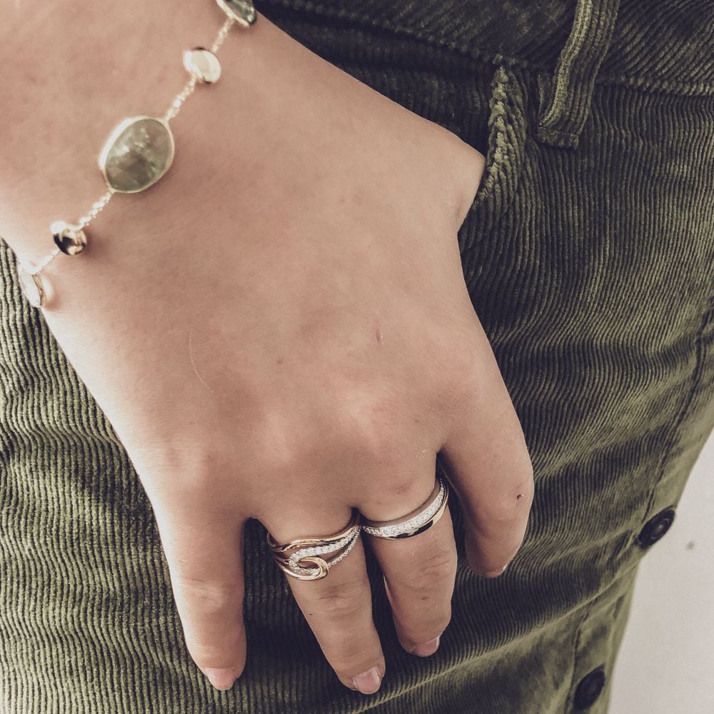 Anello Bicolore Oro Bianco e Giallo con Diamanti su Fascia in Oro Bianco – 0.25 Carati