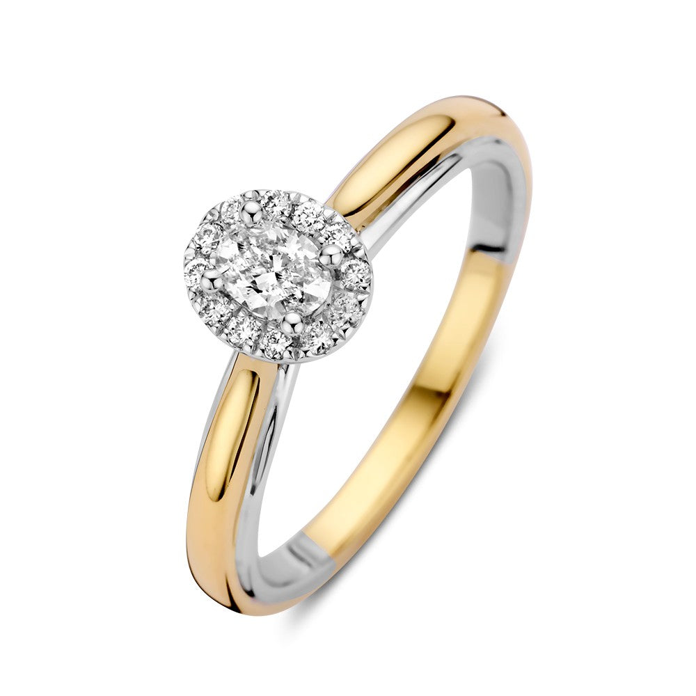 Anello in oro bicolore con diamante ovale centrale in montatura a entourage.