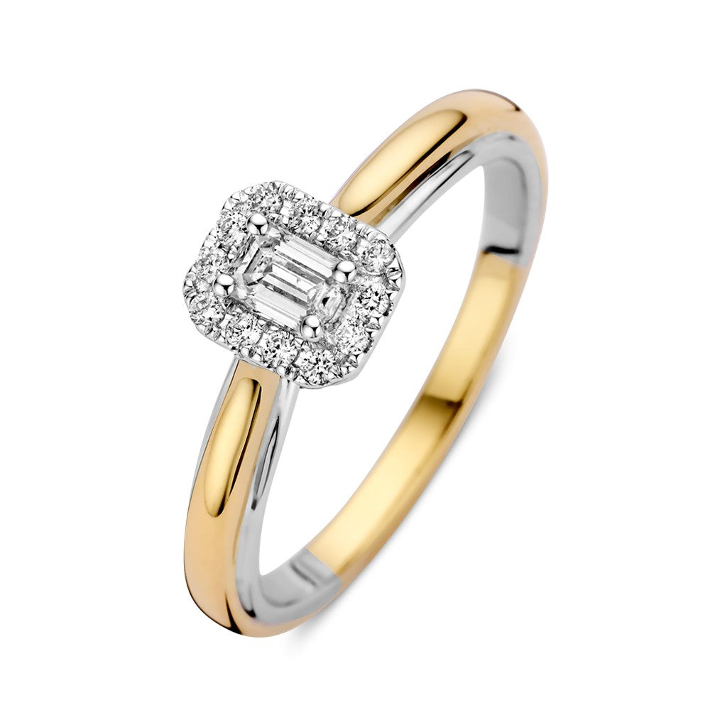 Anello bicolore in oro 14k con diamante taglio smeraldo in montatura entourage.