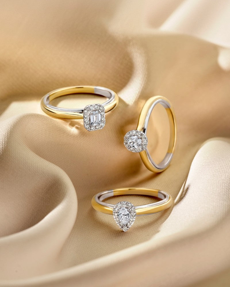 Anello Bicolore in Oro 14 Carati con Diamante Taglio a Pera in Incastonatura Entourage