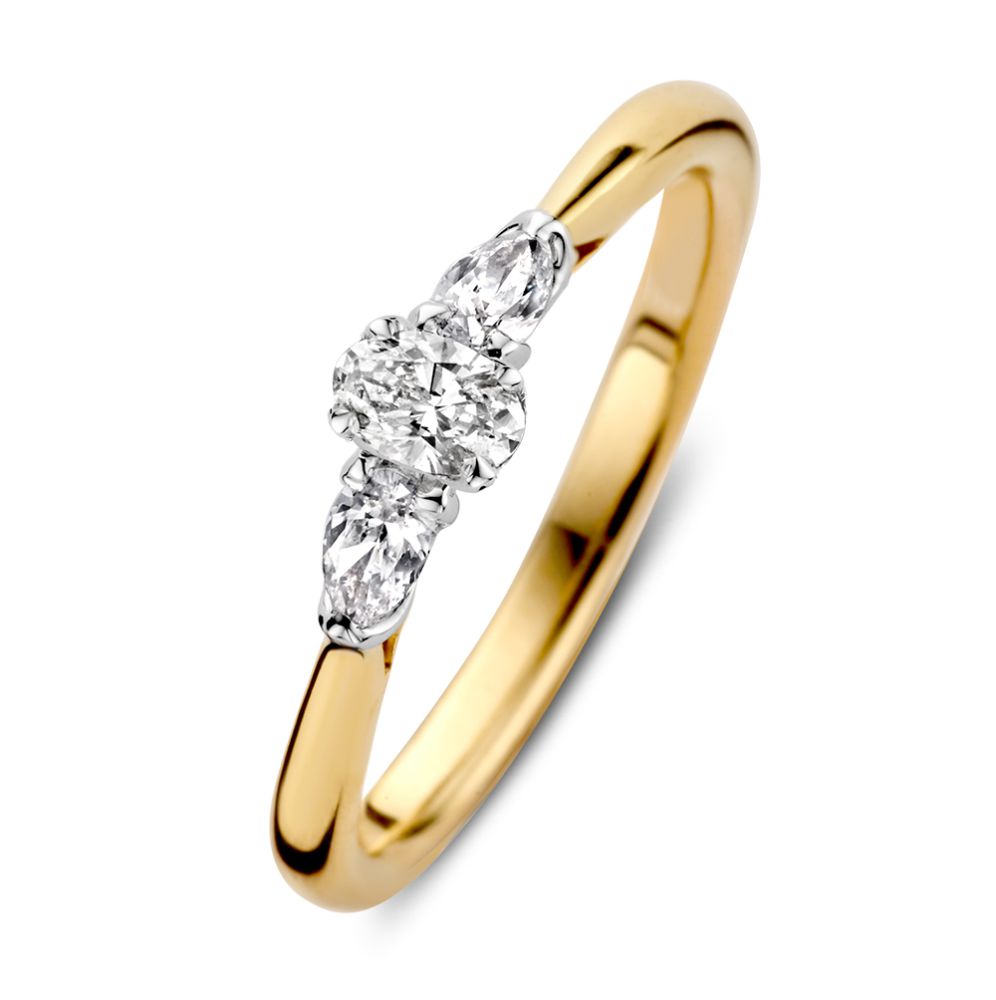 Anello bicolore elegante in oro con diamante centrale a forma ovale e due diamanti a forma di pera.