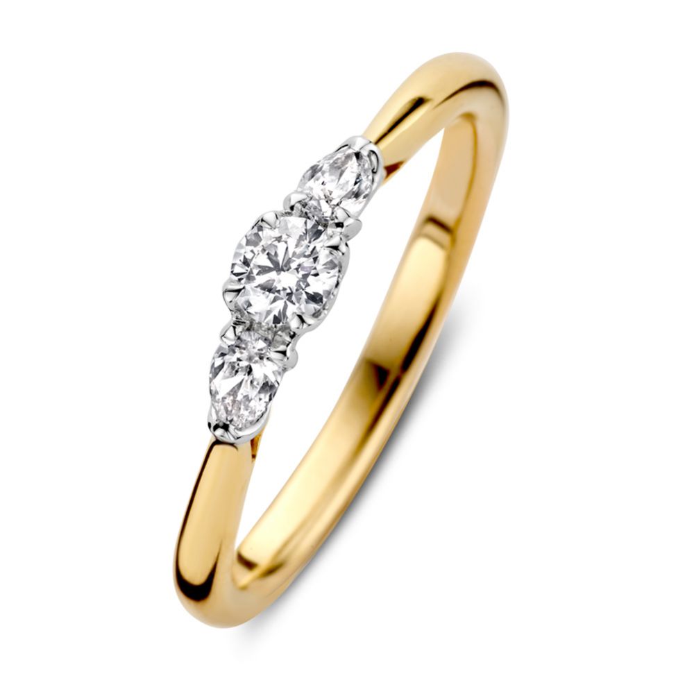 Anello elegante in oro giallo con tre diamanti, due brillanti e un diamante a forma di pera.