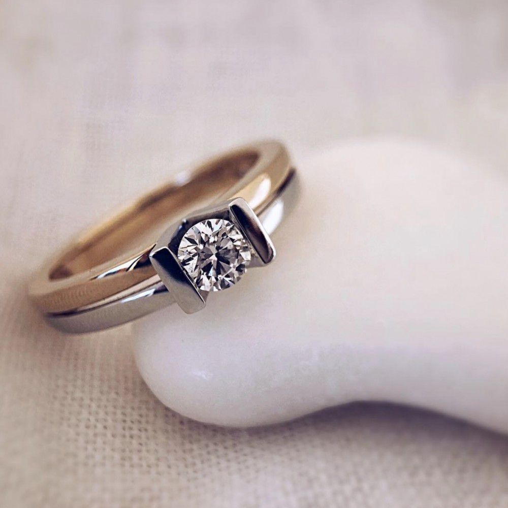 Orecchini a Perno in Oro Bicolore con Diamante – 0.41 ct, 14 Carati