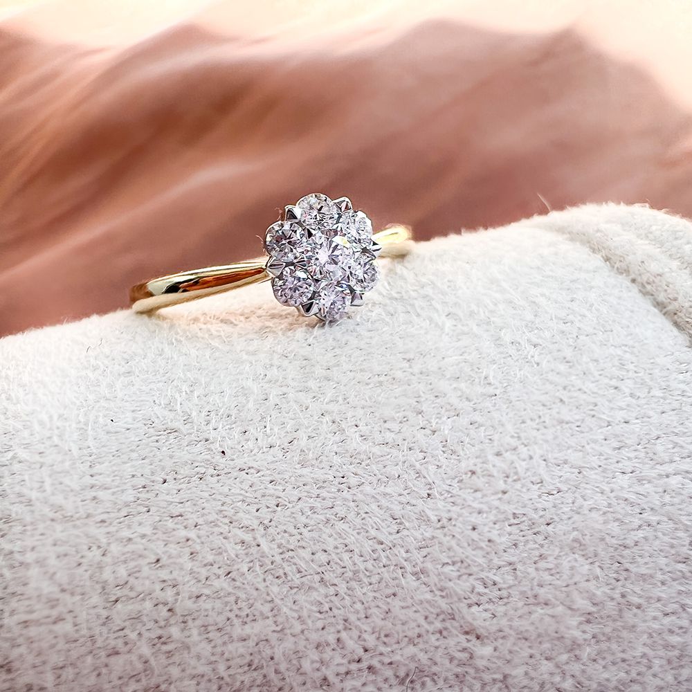 Anello entourage in oro bicolore con diamante (0.40 ct) – oro giallo/bianco 14 carati