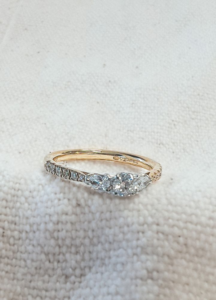 Sorprendente Anello Trilogy in Oro Bicolor Giallo e Bianco con Diamanti (0.51 crt)