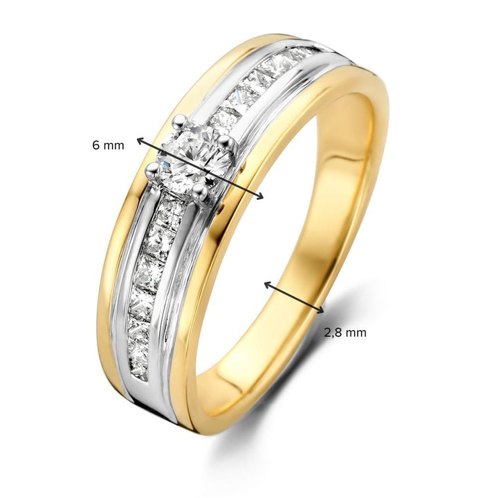 De Elegante damesring van Excellent Jewelry heeft een geelgouden band met briljant diamant (0,54ct), een rij vierkante diamanten, centrale ronde diamant en is 6 mm breed en 2,8 mm dik.