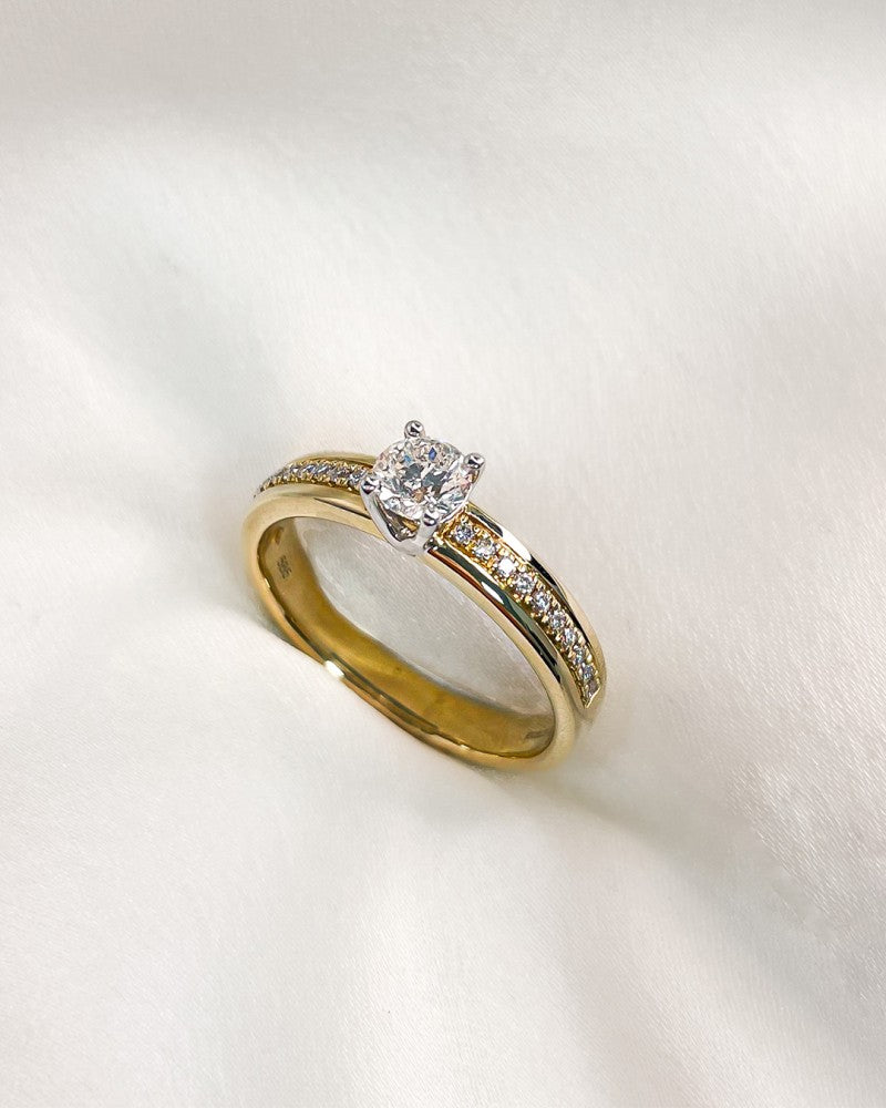 Elegante Anello da Donna con Fascia in Oro Giallo e Diamante Brillante 0.40ct
