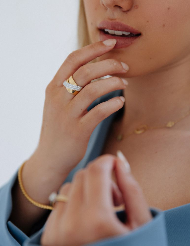 Ampio Anello Bicolore in Oro Giallo e Bianco con Diamanti in Castone Pavé 0.56ct
