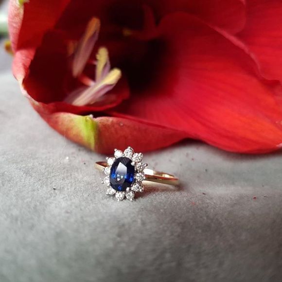 Anello Classico in Oro 14 Carati 'Lady Di' con Zaffiro Blu e Diamanti