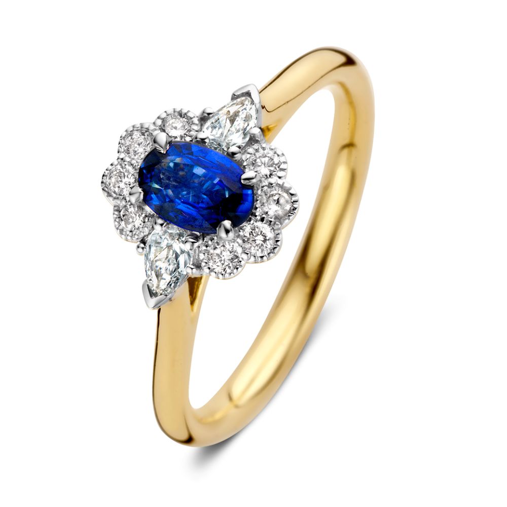 Anello in oro giallo 14 carati con zaffiro ovale blu e halo di diamanti.