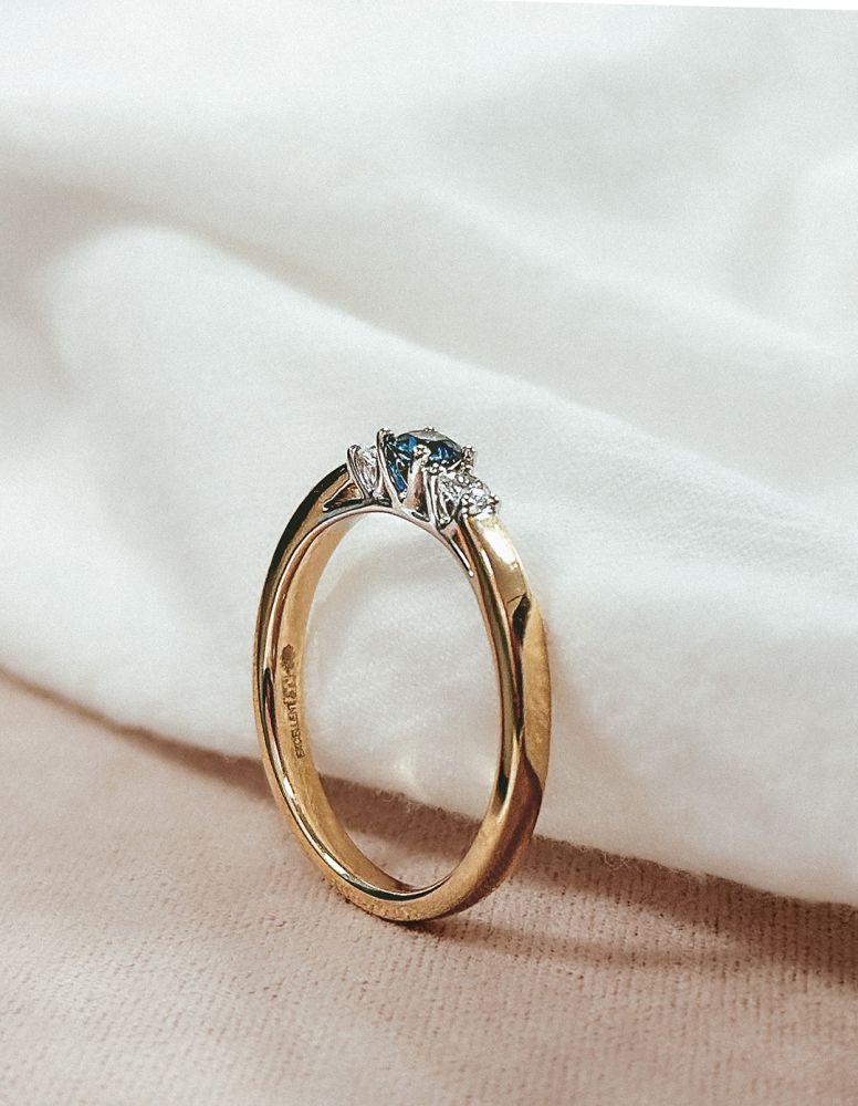 Anello Classico a Tre Pietre in Oro 14 Carati con Zaffiro Blu e Brillanti