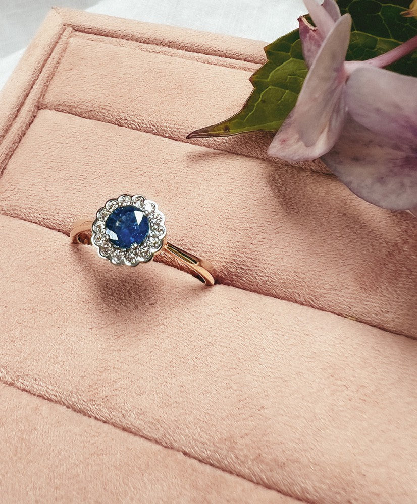 Anello Entourage Classico in Oro con Zaffiro Blu Rotondo e Diamanti da 0.18ct