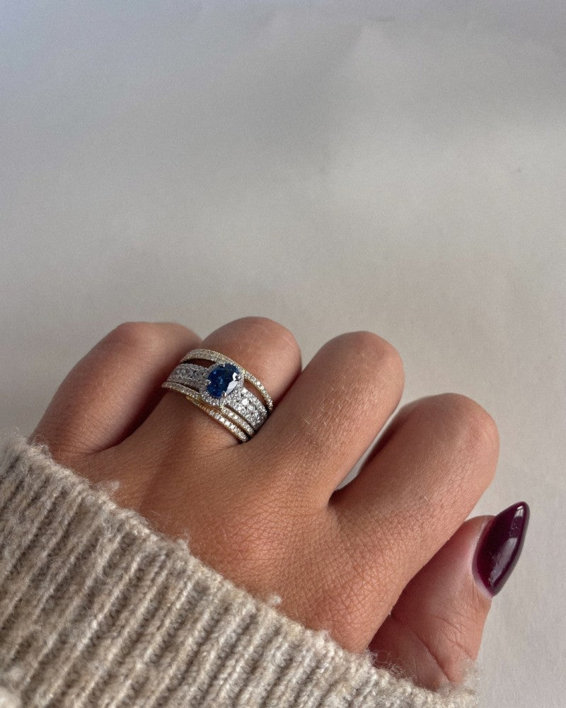 Anello di Lusso in Oro con Zaffiro Ovale Blu Reale e Diamanti da 1.07ct