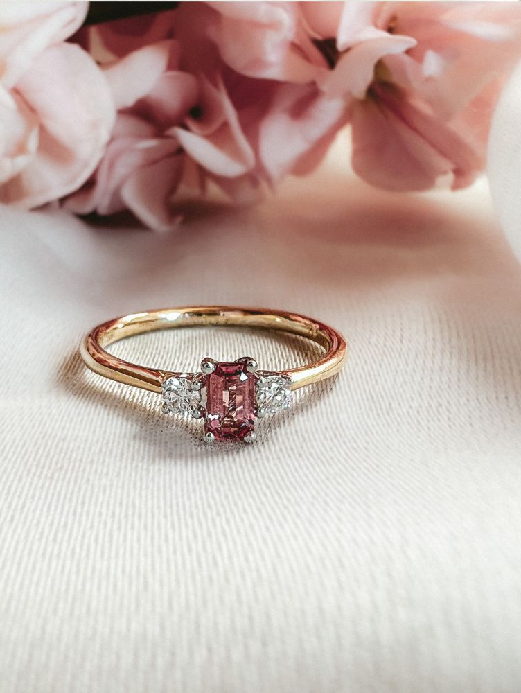 Anello Bicolor in Oro 14 Carati con Tormalina Rosa Baguette e Diamanti