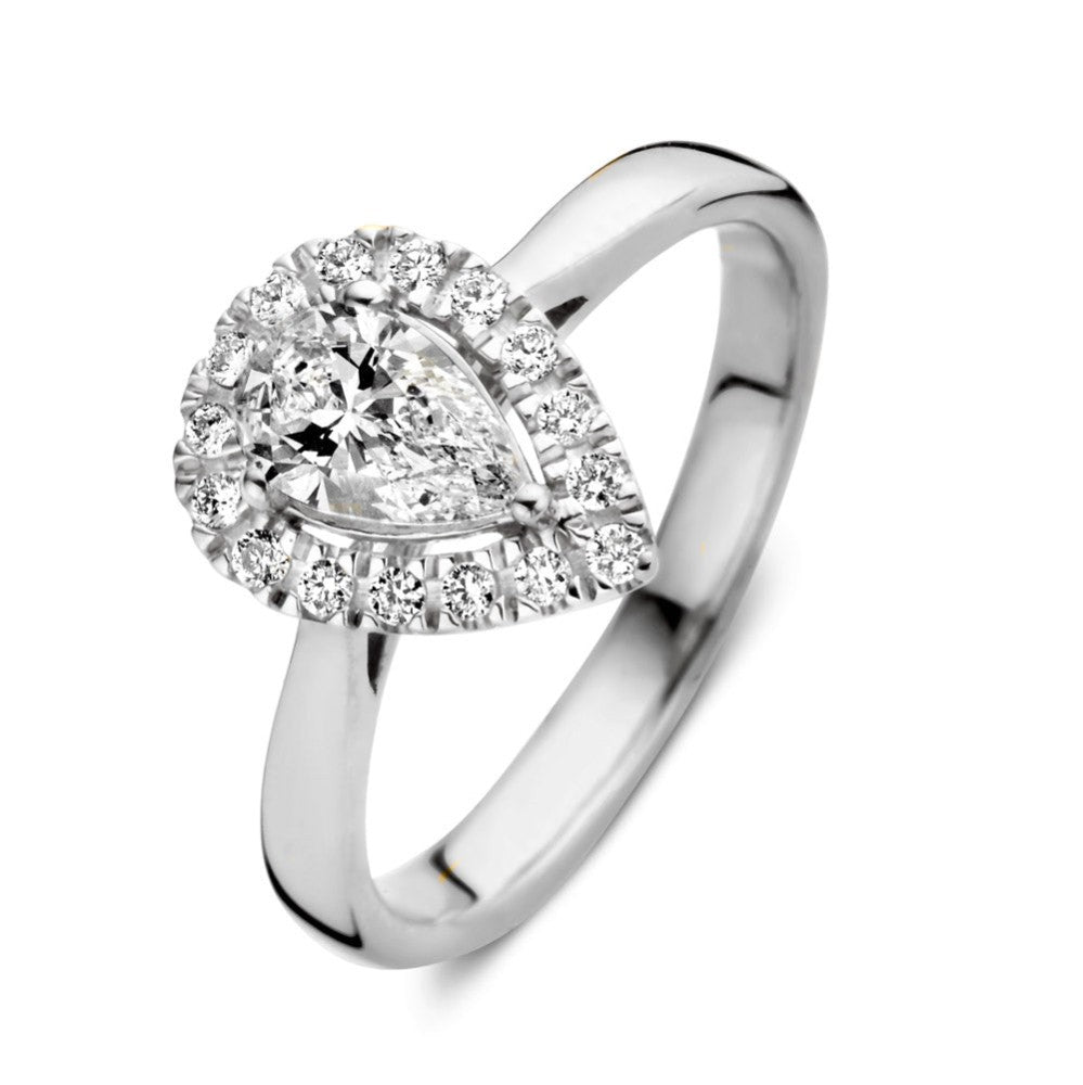 Anello in oro bianco con diamante a forma di cuore e pietre brillanti.