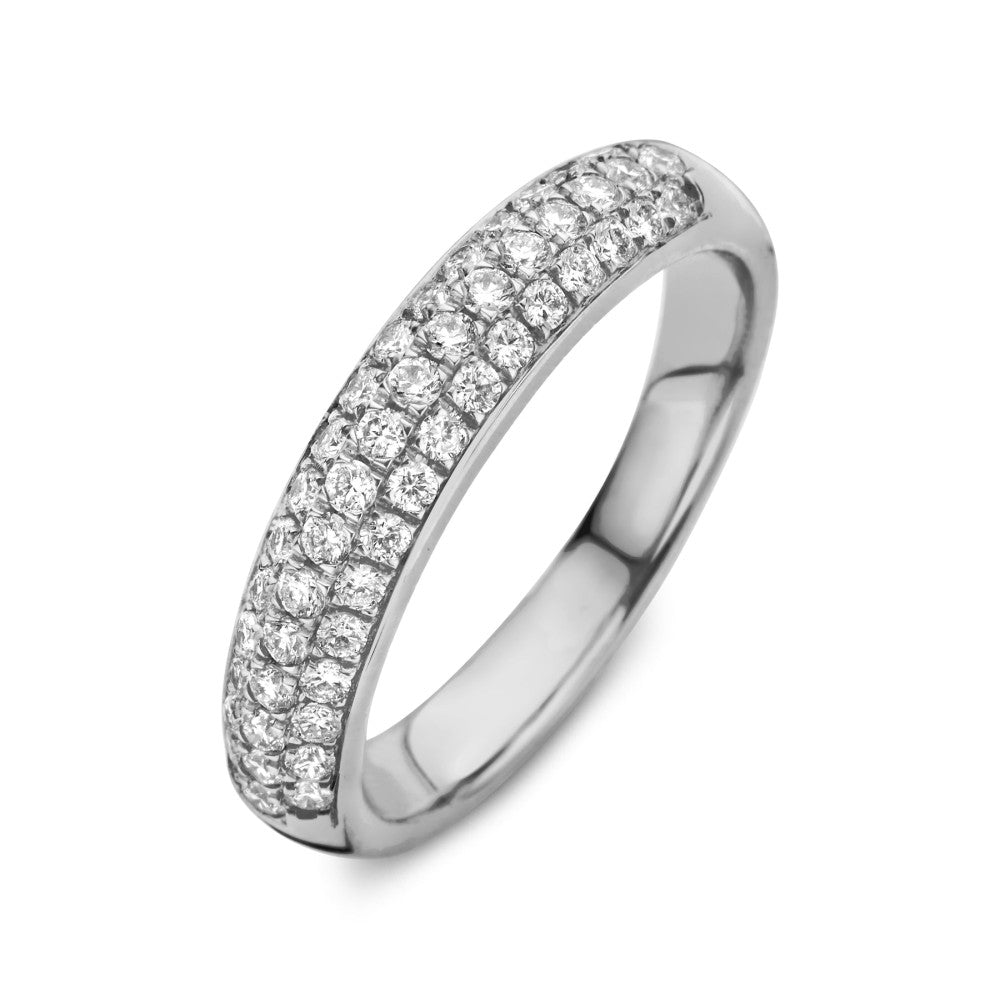 Witgouden ring met een rij van sprankelende diamanten van 0,52 crt. in een moderne, gladde afwerking.