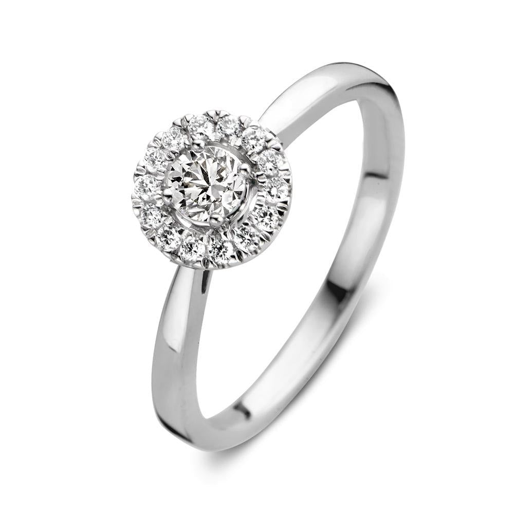 Witgouden ring met een ronde, fonkelende diamant in het midden omringd door kleinere diamanten.