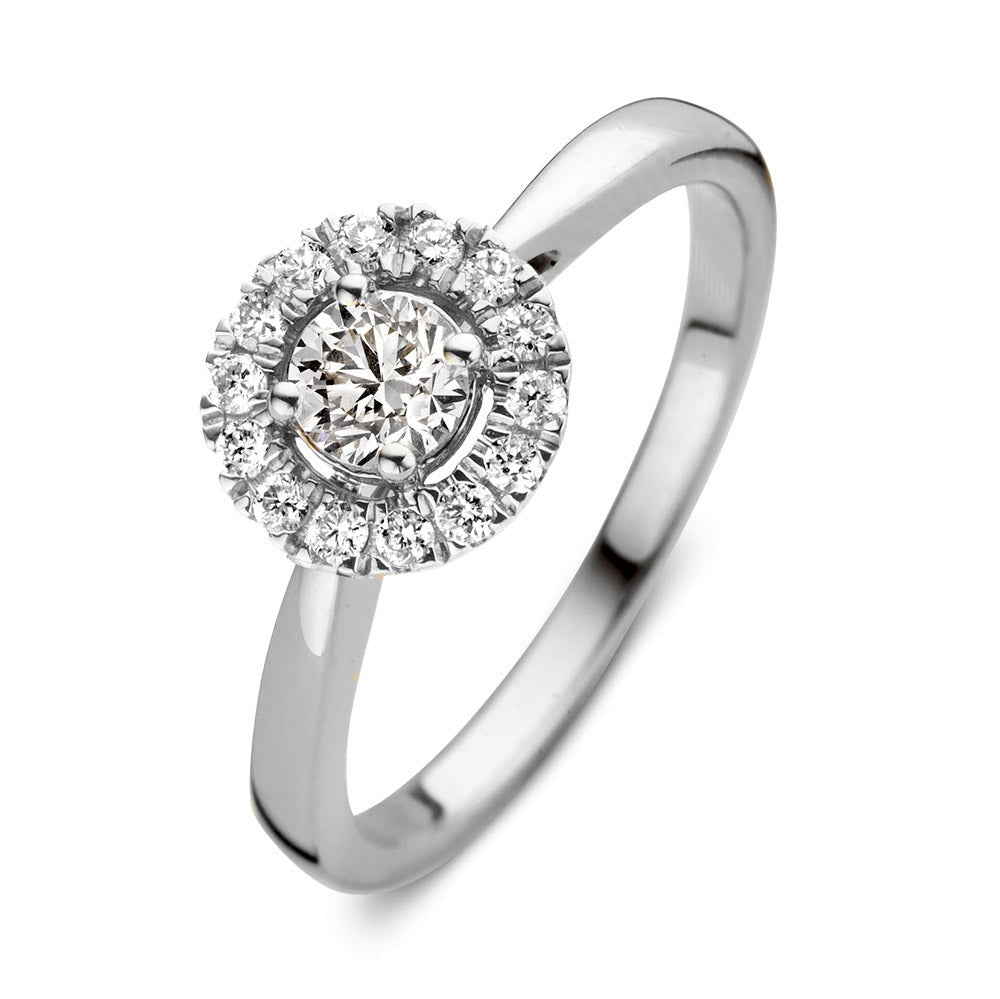 Anello in oro bianco con diamante centrale e pavé di diamanti.