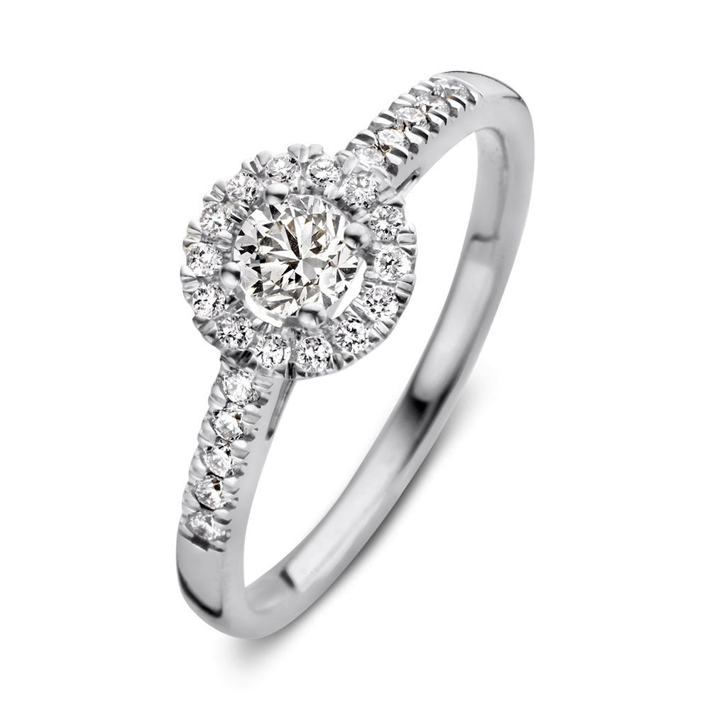 Anello in oro bianco con diamante centrale e pavé di diamanti.