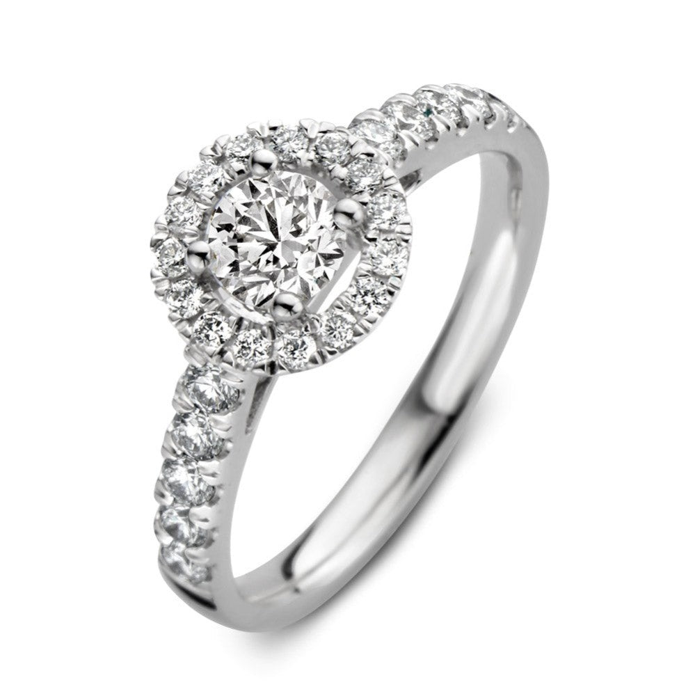 Anello in oro bianco con diamante centrale e pavé di diamanti lungo la fascia.