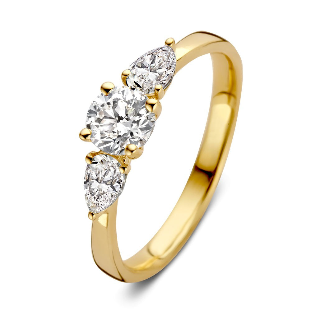 Anello in oro giallo con tre diamanti, due a forma di pera e uno rotondo.