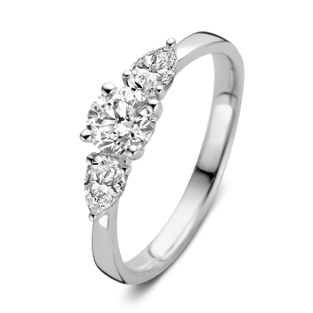 Anello in oro bianco con tre diamanti, due a forma di pera e uno rotondo centrale.