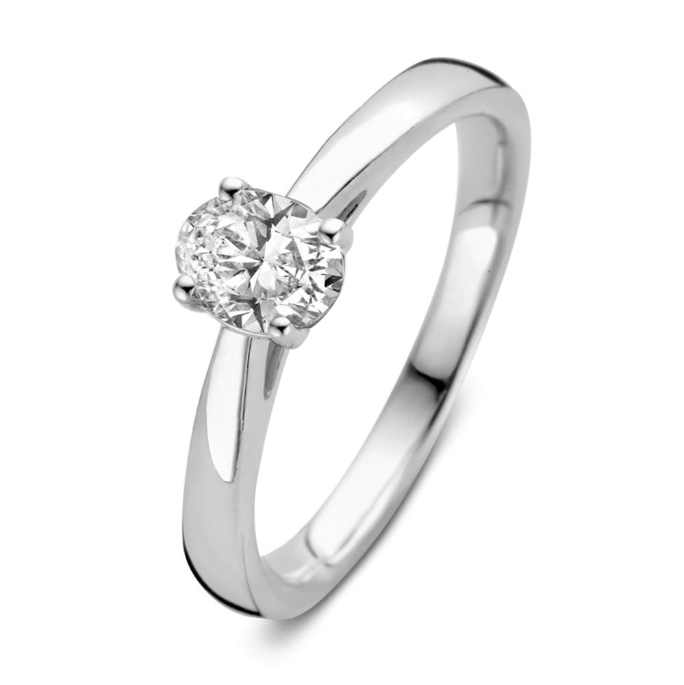 Anello in oro bianco con diamante centrale di 0,50 carati.