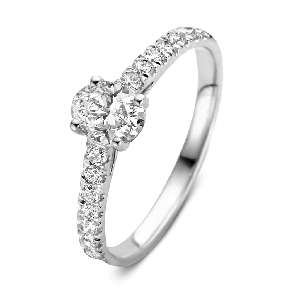 Anello in oro bianco con diamante centrale e pavé di diamanti.
