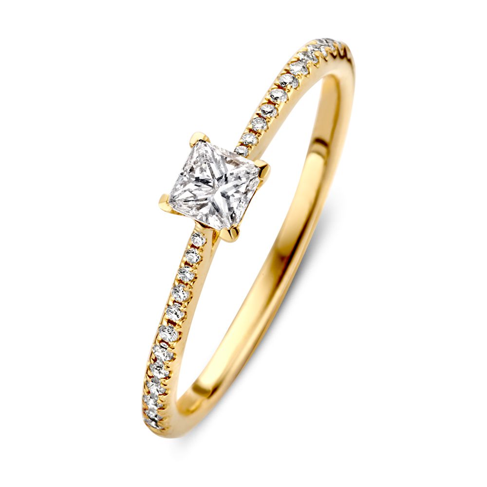 Anello in oro giallo con diamante taglio princess e band di diamanti, design senza tempo.