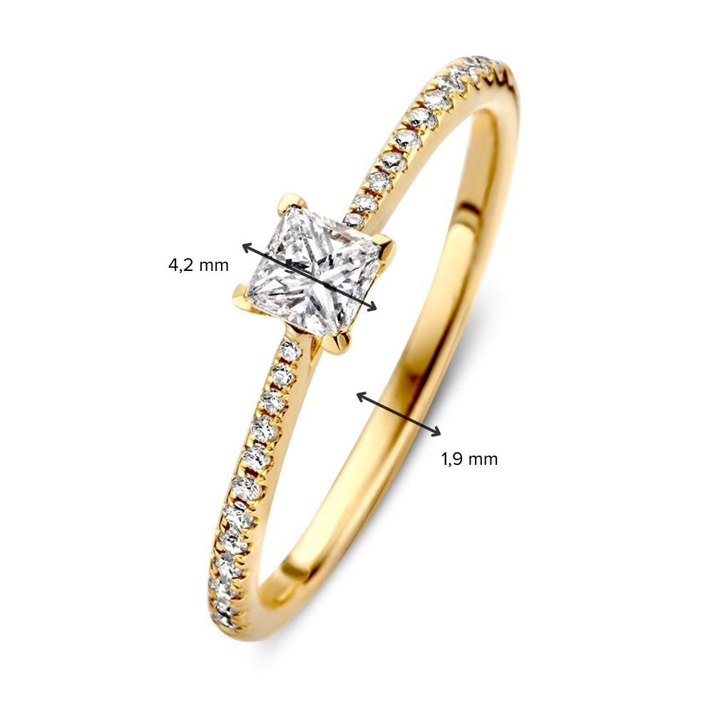 Raffinato Anello da Donna in Oro Giallo con Diamante Taglio Princess e Fascia con Diamanti – 0.38 crt, Oro 14kt, Qualità H/SI-1, Design Senza Tempo