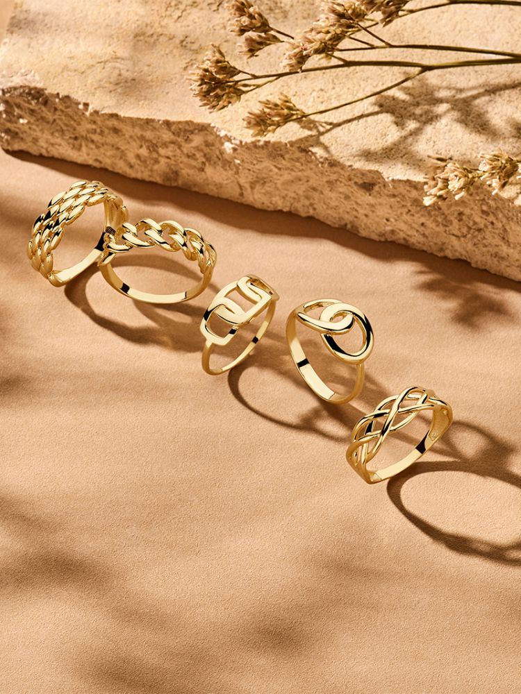 Anello in Oro Giallo con Elemento Centrale a Maglie Quadrate – 14 Carati, Design Moderno