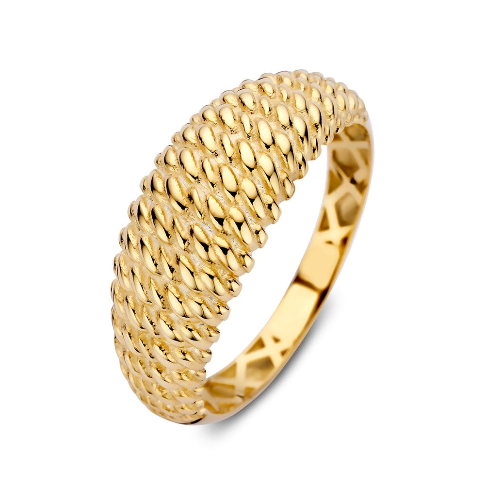 Anello in oro giallo con lavorazione torcigliante, ampio e lucido.