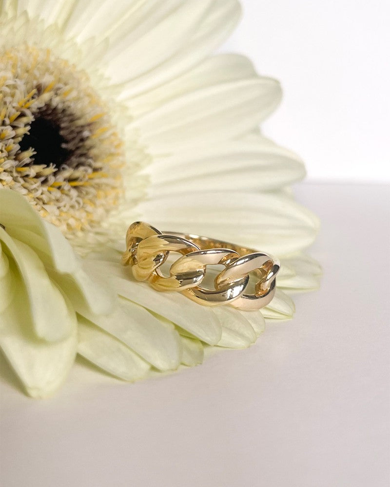 Anello a Catena in Oro Giallo con Vistose Maglie Groumette – Lusso Senza Tempo