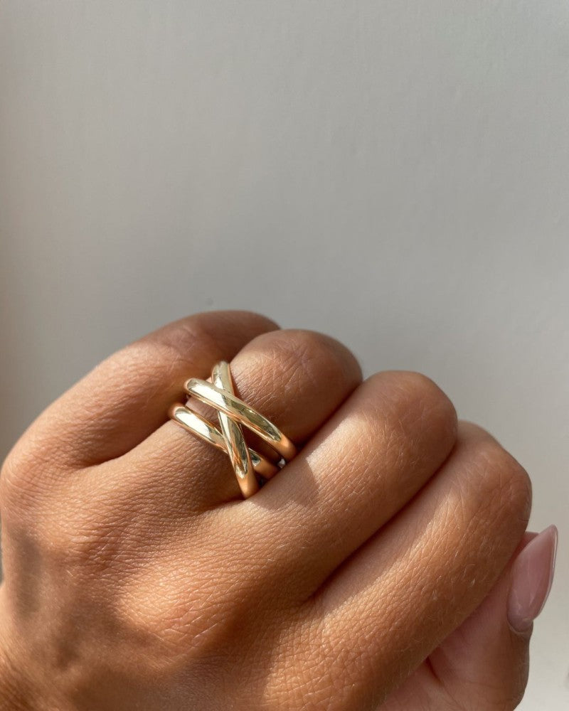 Anello Cross-Over in Oro Giallo – 14 Carati con Aspetto Importante e Fasce Lisce