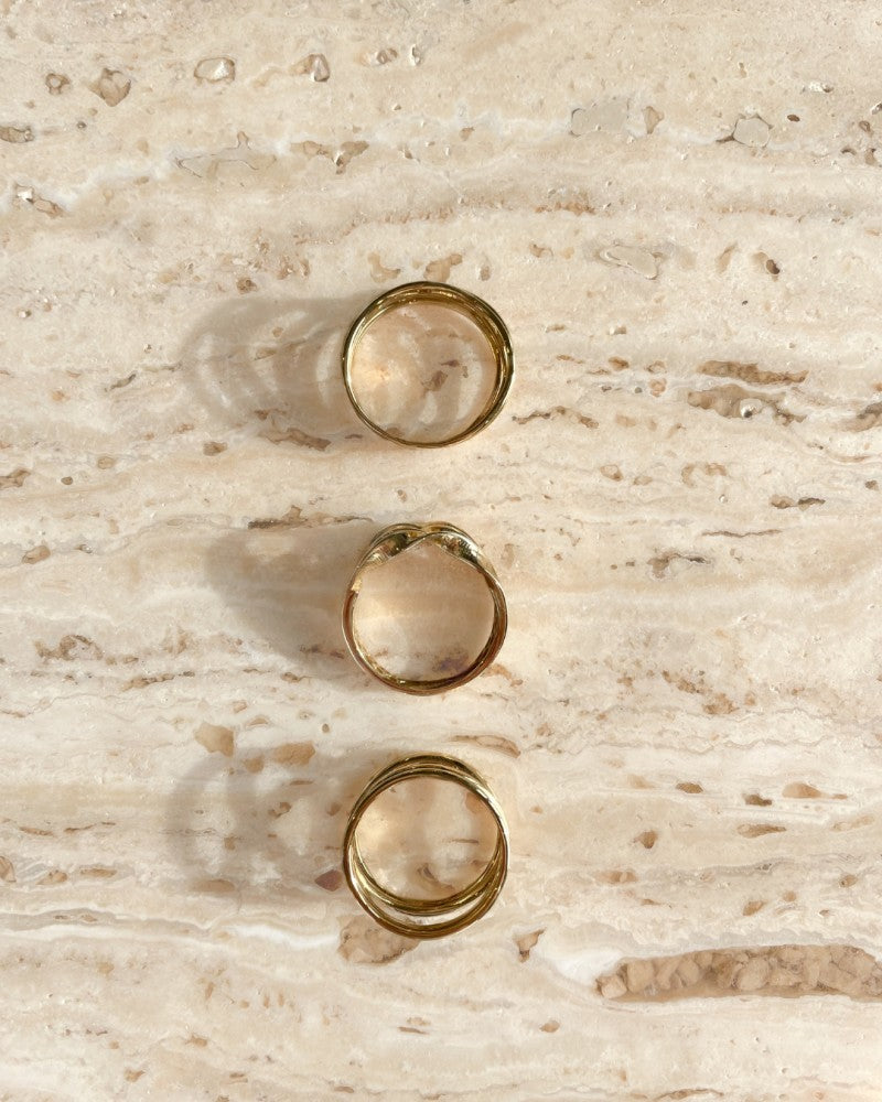 Anello Largo in Oro Giallo con Tre Fasce d'Oro – Una Dichiarazione di Eleganza