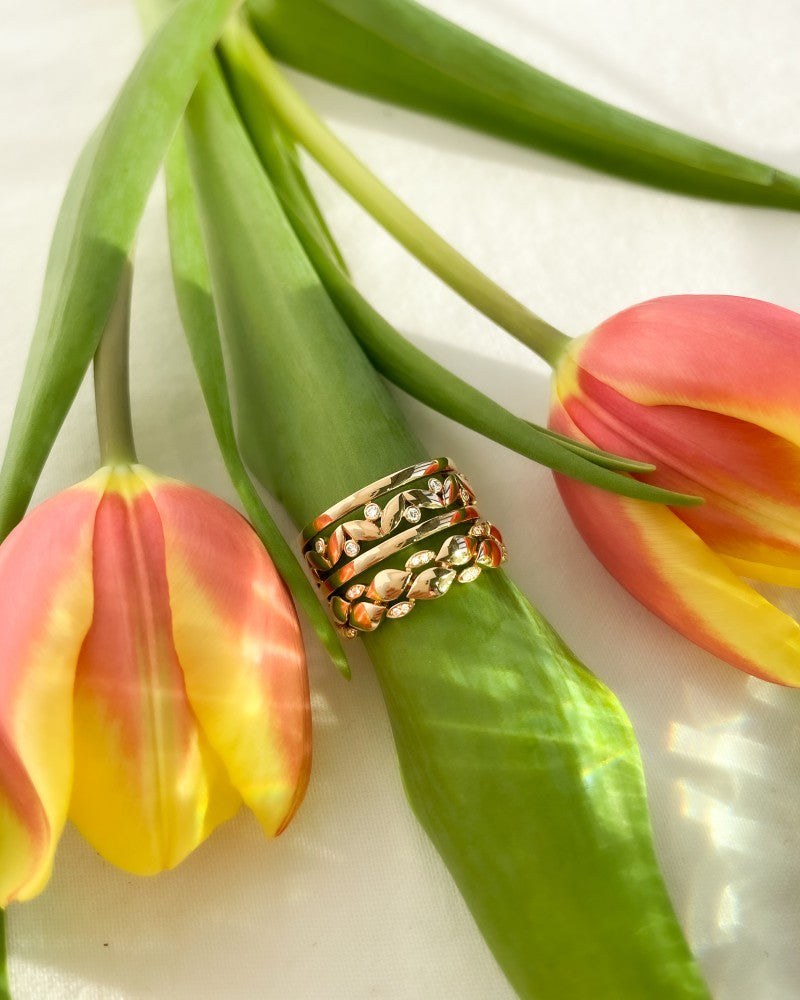 Raffinato anello in oro giallo con diamante accento da 0,04 ct