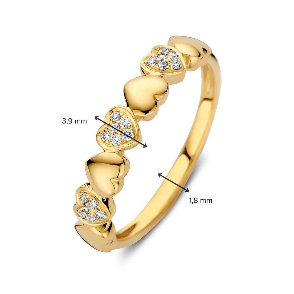 De Geelgouden Ring met Hartjes en Diamanten van Excellent Jewelry (0.09 crt.) heeft een speelse band van 3,9 mm breed en 1,8 mm dik, versierd met afwisselende hartjes deels bezet met kleine witte edelstenen.
