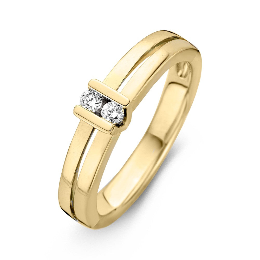 Anello in oro giallo 14 carati con due diamanti, design lineare e impostazione a V rialzata.