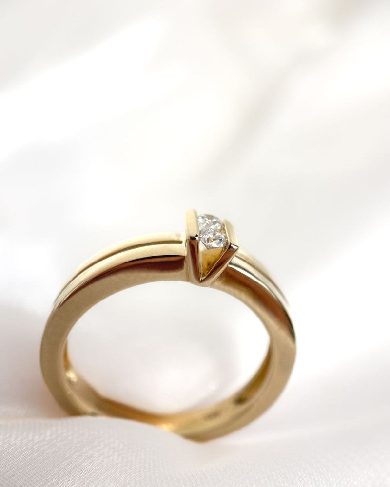 Anello in Oro Giallo con Due Brillanti – Design Sobrio e Incastonatura a V Rialzata – Oro 14 Carati