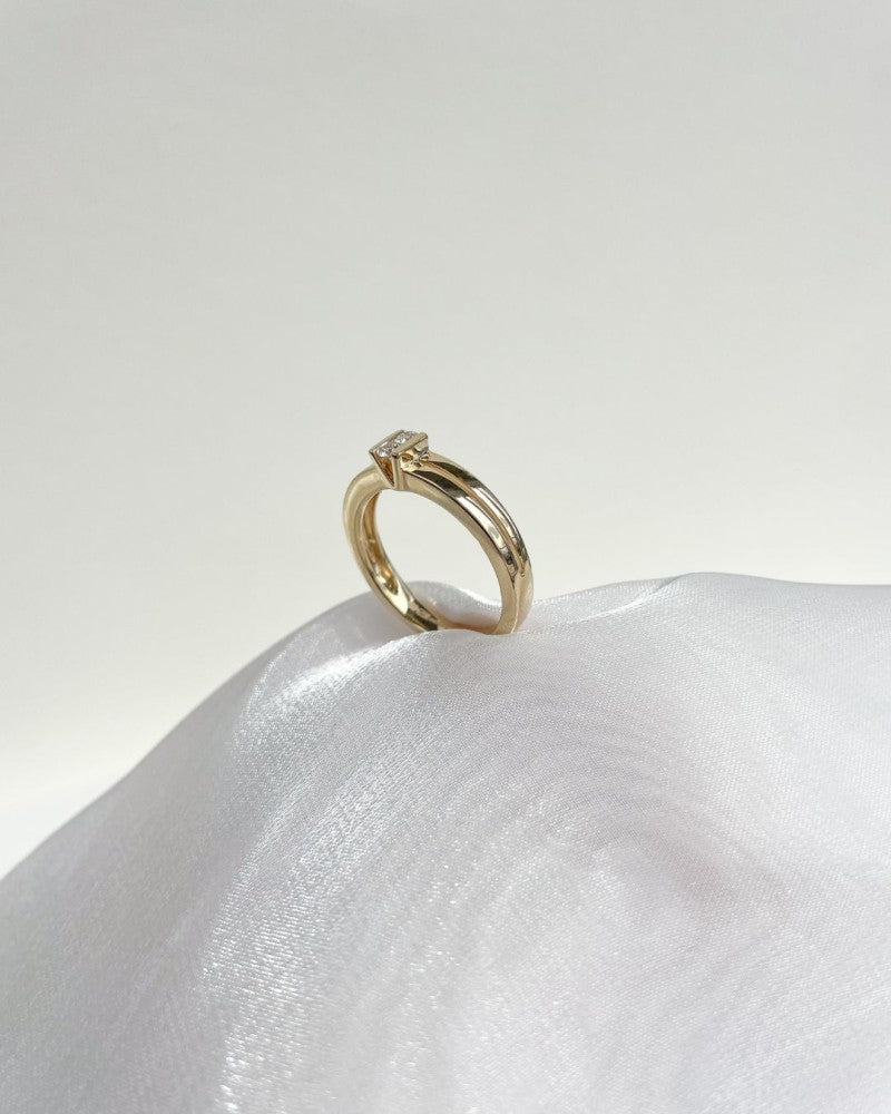 Anello in Oro Giallo con Due Brillanti – Design Sobrio e Incastonatura a V Rialzata – Oro 14 Carati