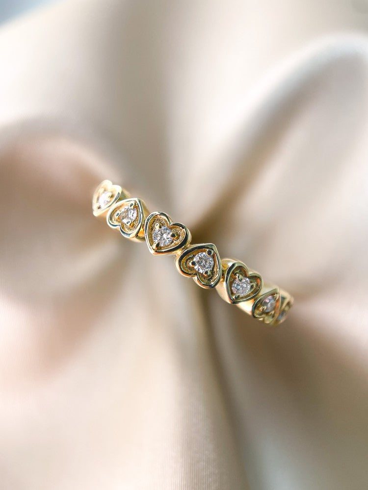 Raffinato Anello a Fascia in Oro Giallo con Cuoricini e Diamanti 0.12 crt.
