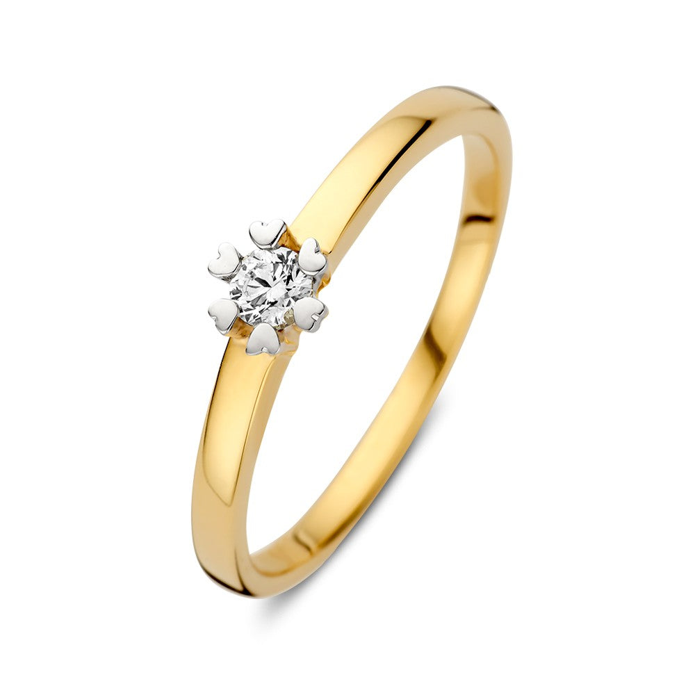 De Geelgouden Solitair Ring met Hartvormige Zetting en Briljant Diamant 0,12 crt (14 karaat) van Excellent Jewelry heeft een bloemachtige zetting met hartvormige pootjes rond de steen.