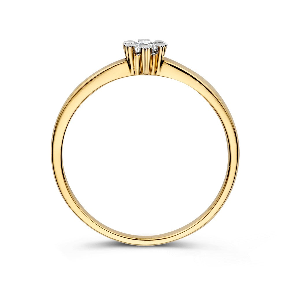 De Excellent Jewelry Geelgouden Solitair Ring (14 karaat) heeft een briljant geslepen diamant van 0,12 crt in een hartvormige zetting, getoond vanaf de zijkant op een witte achtergrond.