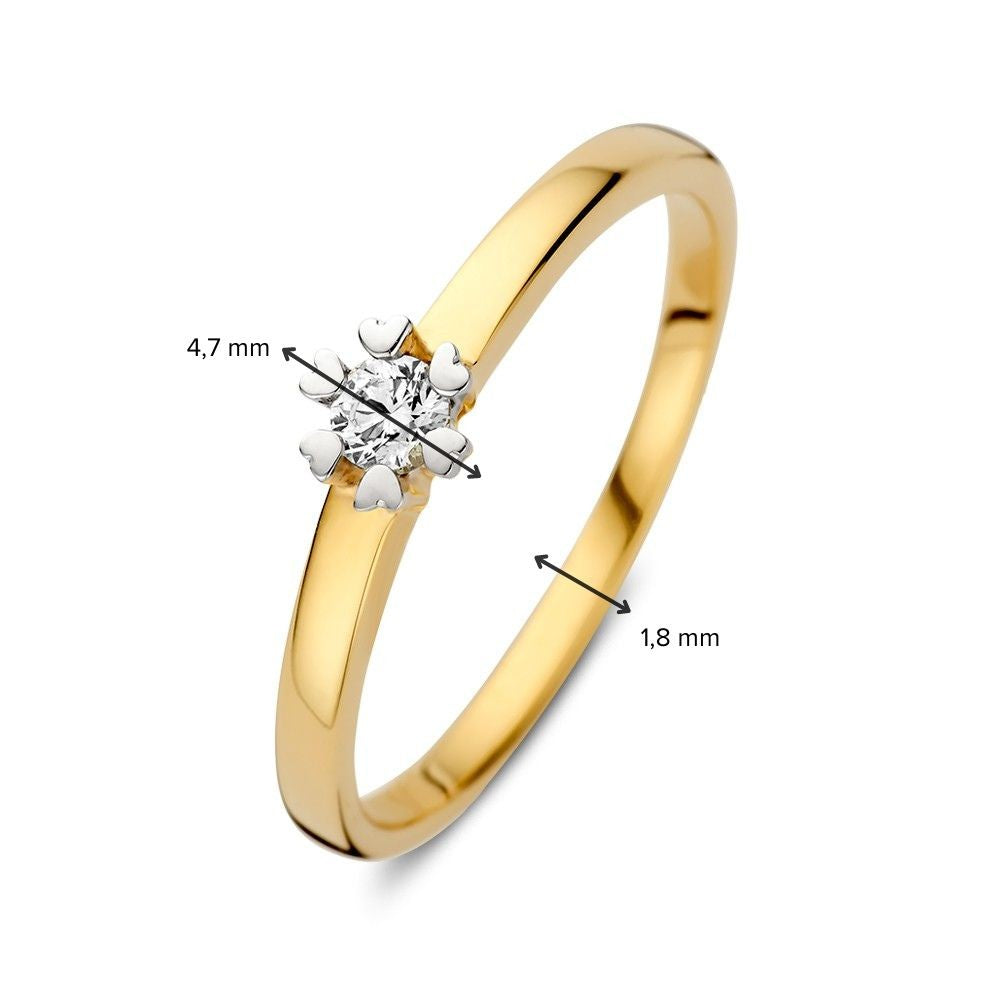 De Geelgouden Solitair Ring met Hartvormige Zetting en 0,12 crt briljant diamant (14 karaat) van Excellent Jewelry heeft hartdetails, een 4,7 mm steen en een bandbreedte van 1,8 mm. Zwarte pijlen tonen de diametermaten.