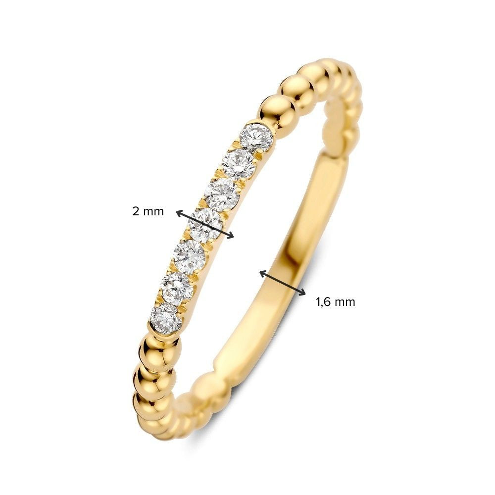 De Verfijnde Geelgouden Ring met Briljant Diamant van 0,14 crt van Excellent Jewelry heeft een fijn bandje van 1,6 mm, een zetting van 2 mm breed en schittert dankzij zeven briljant geslepen diamanten-een tijdloze damesring.